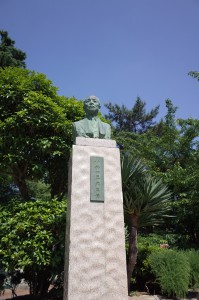 創立者小林一三の銅像。随所でヅカファンの煩悶を見守っておられます。